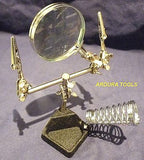 MAGNIFYING GLASS WITH HELPING HANDS ALIGATOR CLIPS & SOLDERING STAND - NEW.