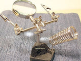 MAGNIFYING GLASS WITH HELPING HANDS ALIGATOR CLIPS & SOLDERING STAND - NEW.